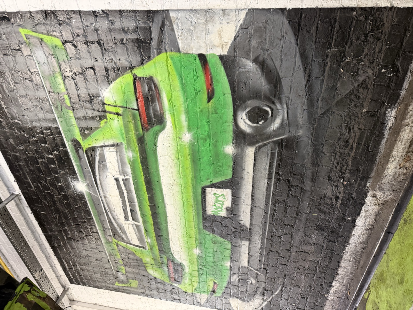 Atelier SD Motors — travail en cours sur un véhicule