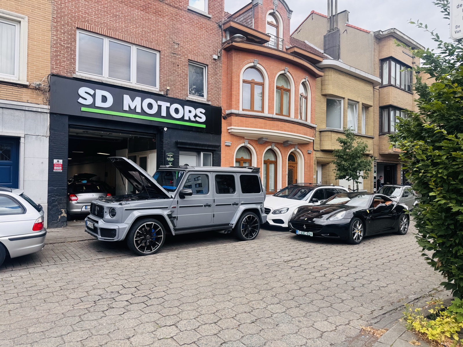 Véhicule sur pont élévateur chez SD Motors