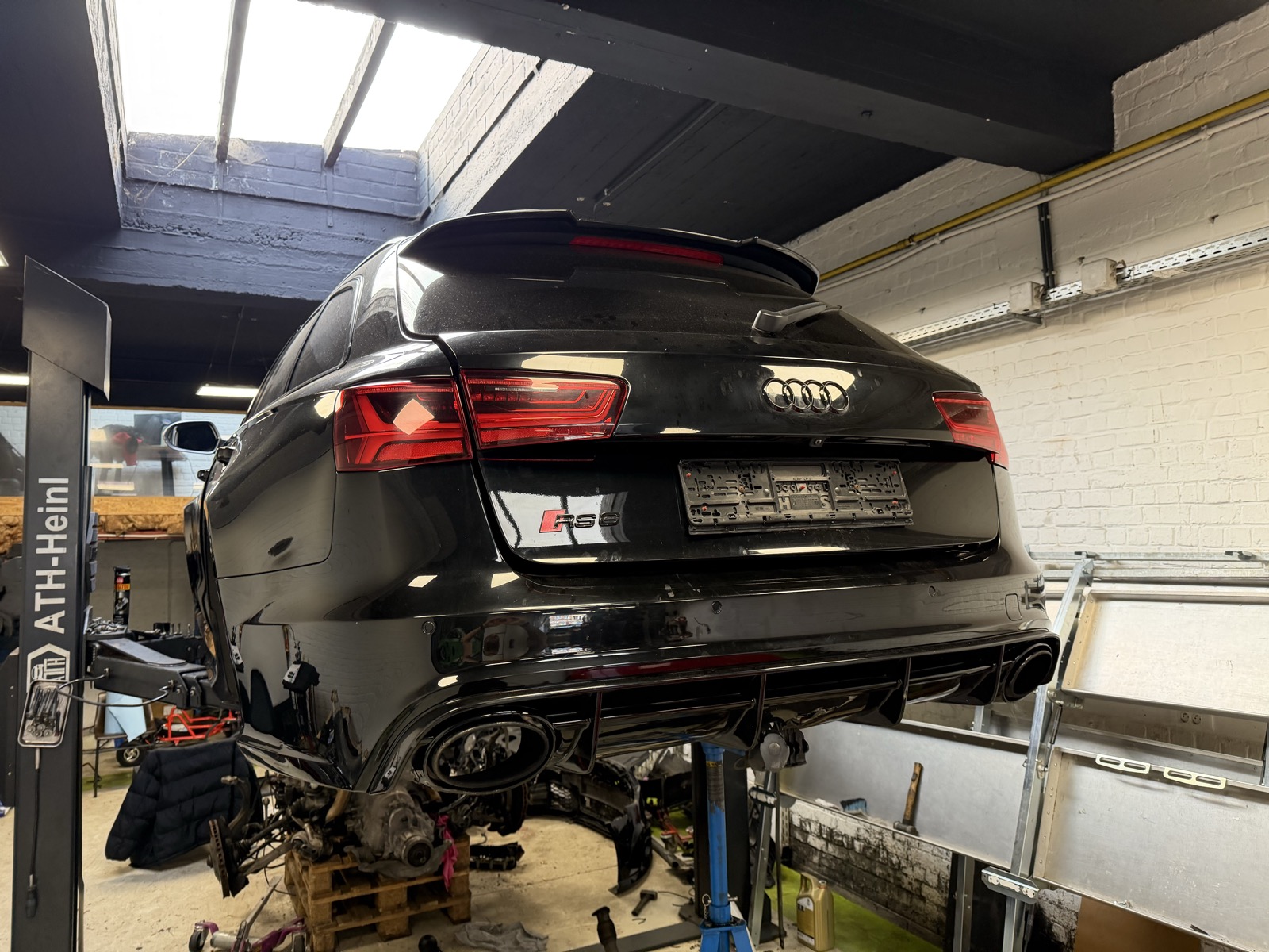 Véhicule en cours de diagnostic chez SD Motors